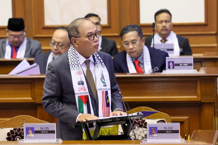 Pahang Menteri Besar, Datuk Seri Wan Rosdy Wan Ismail, during the tabling Pahang Budget 2024 at Wisma Sri Pahang, announced a special cash aid of one and a half months' salary with a minimum of RM2,000 for state civil servants. -BERNAMA PIC
