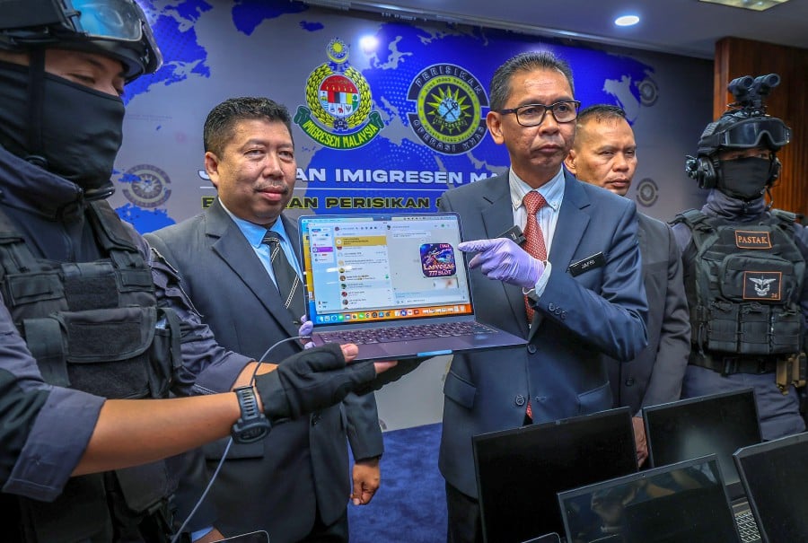 The Immigration Department has busted an extensive online gambling syndicate masterminded by Chinese nationals using Malaysia as its central hub for illegal activities. -BERNAMA PIC