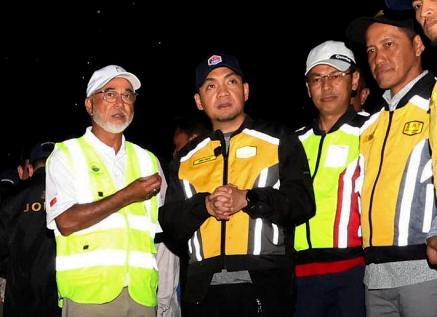 Johor Menteri Besar Datuk Onn Hafiz Ghazi (second from left) visiting the Jalan ‘Glow In The Dark’ project site at Jalan Simpang Renggam-Jalan Renggam in Kluang, Johor. -BERNAMA PIC