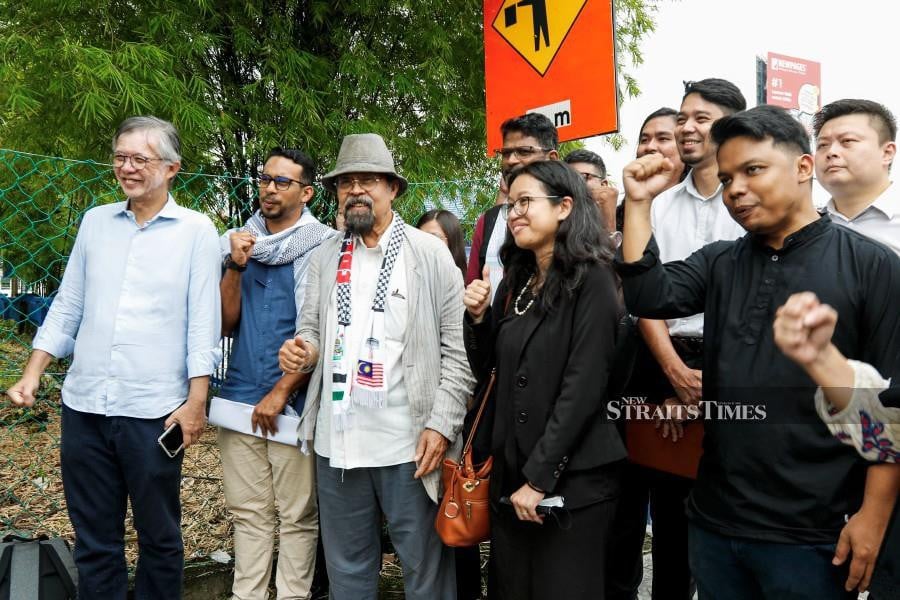 (From left) Former PKR vice-president, Tian Chua, social activist, Hishamuddin Rais (third from left) and other leaders in front of the Wangsa Maju Police Headquarters after giving their statement regarding the ‘Kepung Demi Palestin’ rally in Jalan Tun Razak. -NSTP/SADIQ SANI