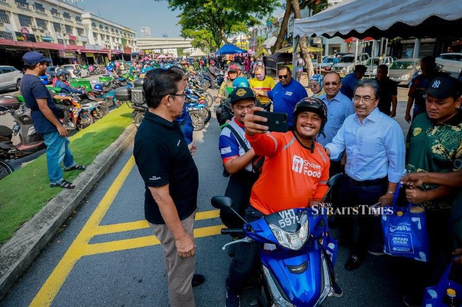 Titiwangsa Member of Parliament, Datuk Seri Johari Abdul Ghani, held a heartwarming Hari Raya charity programme aimed at supporting 500 p-hailing riders within the constituency. -NSTP/ASYRAF HAMZAH