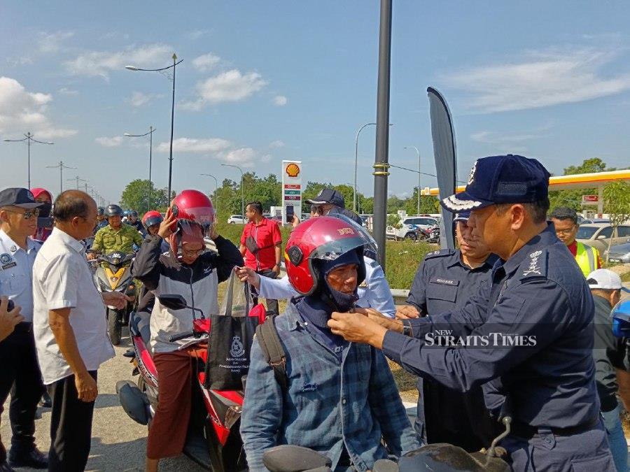 Pahang police chief Datuk Seri Yahaya Othman during state-level Op Selamat campaign at Jalan Kuantan-Kuantan. -NSTP/ASROL AWANG