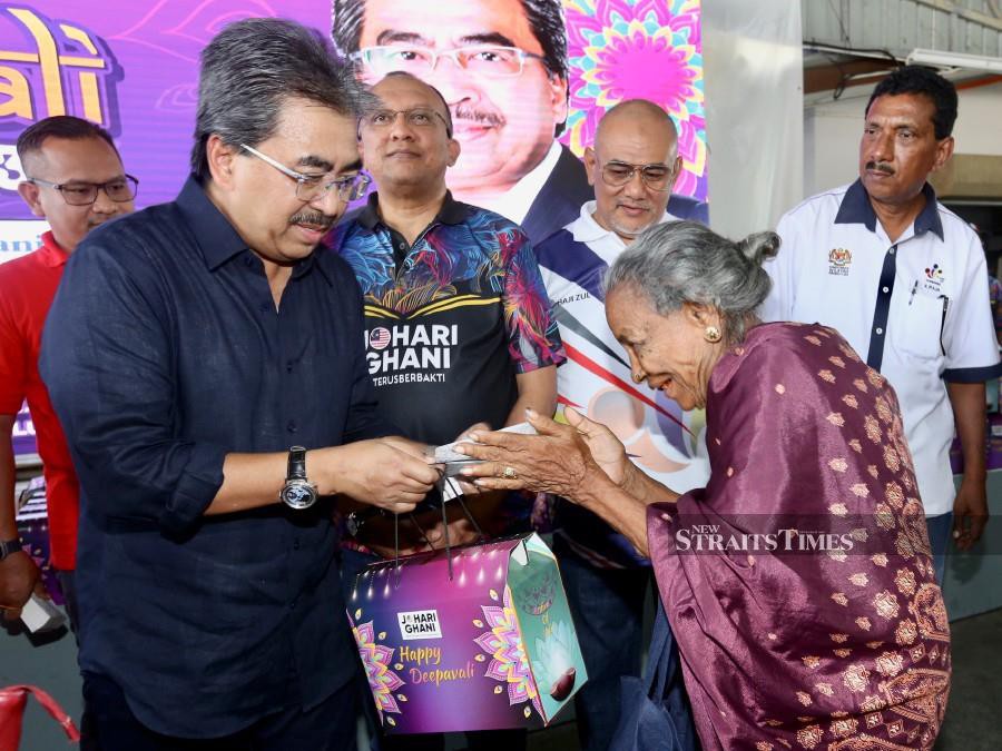 Titiwangsa Member of Parliament Datuk Seri Johari Abdul Ghani handing out Deepavali donations to 700 families of the Indian community in the Titiwangsa parliamentary constituency in Taman Maluri. Johari voiced his support for the initiative to publicly reveal the names of consistently absent MPs from Dewan Rakyat sittings. -NSTP/FATHIL ASRI