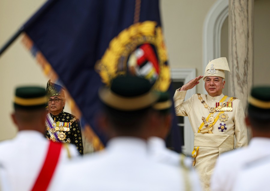 Sultan of Perak, Sultan Nazrin Muizzuddin Shah at the investiture ceremony in conjunction with his 67th birthday celebration at Istana Iskandariah. In his speech, Sultan Nazrin said Al-Sultan Abdullah Ri'ayatuddin Al-Mustafa Billah Shah, who served as the 16th Yang di-Pertuan Agong, will be etched in history for steering through unprecedented challenges during his tenure. -BERNAMA PIC