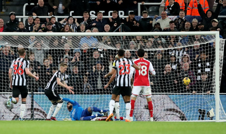 Newcastle United's Anthony Gordon scores their first goal past Arsenal's David Raya. -REUTERS/Scott Heppell