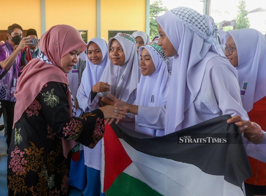 Education minister Fadhlina Sidek joined students at SMK Dato' Ahmad Razali in Ampang Jaya to promote Palestine Solidarity Week, which ran from October 29 to November 3. The programme successfully raised RM9.2 million for the Palestine Humanitarian Fund. -NSTP FILE/ASWADI ALIAS