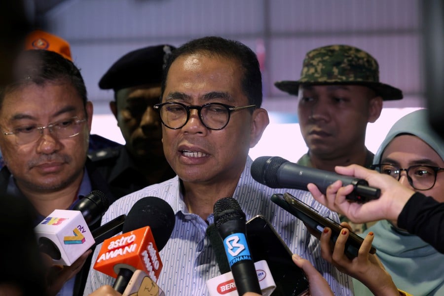 Defence Minister, Datuk Seri Mohamed Khaled Nordin said the Malaysian Armed Forces (MAF) is ready for the go-ahead to move in to help flood victims in the aftermath of the flood. -BERNAMA PIC