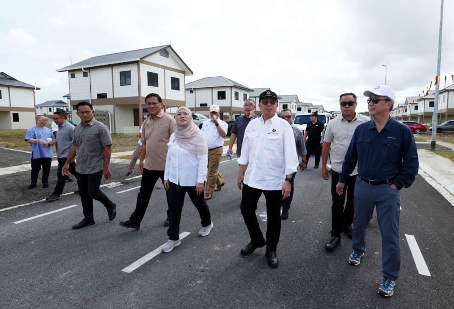 Sarawak Premier Tan Sri Abang Johari Tun Openg visited the Sungai Bedaun Housing Project site. -BERNAMA PIC