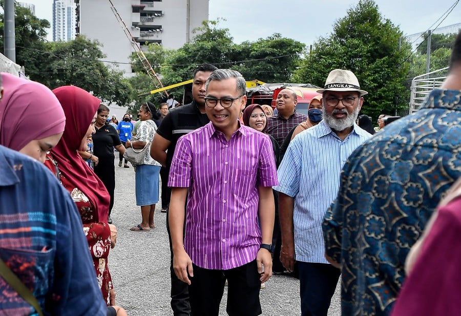 Communications Minister Fahmi Fadzil attending the ‘Jualan Termurah Demi Rakyat’ community sales in Pantai Dalam. -BERNAMA PIC
