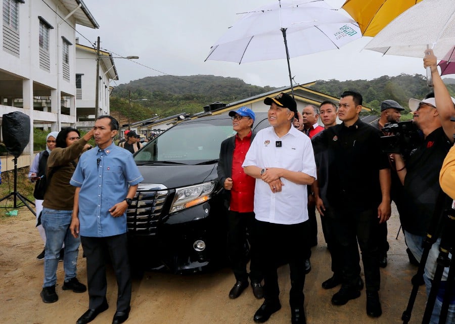 Deputy Prime Minister Datuk Seri Dr Ahmad Zahid Hamidi visited the landslide disaster site in the Orang Asli settlement of Sungai Ruil, Tanah Rata. -BERNAMA PIC
