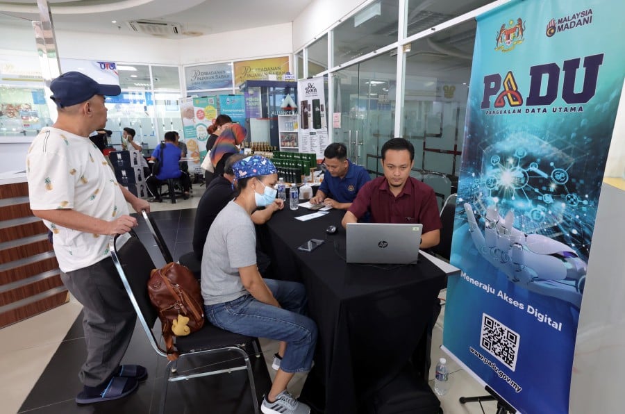 The counters of Central Database Hub (Padu) provided by the Sabah Department of Statistics (DOSM) were an enormous help to residents in the state to register with the new data system. -BERNAMA PIC