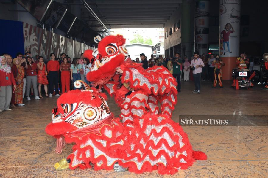 The lion dance was performed by the Subang Hong Teck Association. -NSTP/OSMAN ADNAN