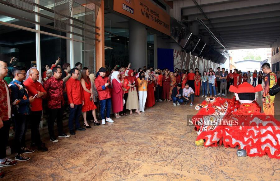 Firecrackers were also lit at the driveway as staff members from various departments came to celebrate the occasion clad in red outfits. -NSTP/OSMAN ADNAN