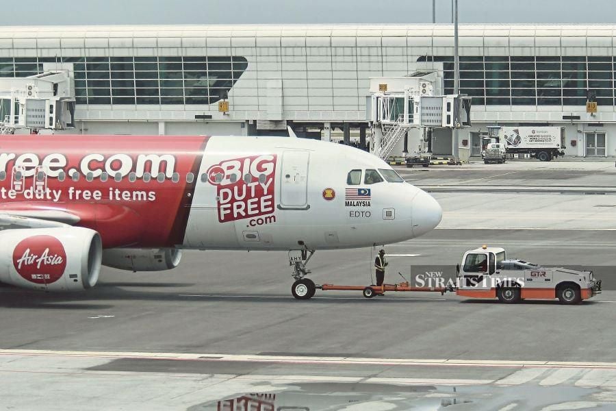 (FILE PHOTO) An AirAsia aircraft bound for Shenzhen, China, was believed to have suffered technical issues, prompting it to return to Kuala Lumpur International Airport (KLIA). -NSTP FILE