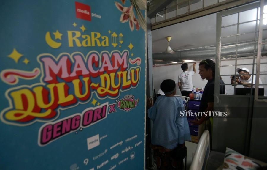 Team RaRa Macam Dulu-Dulu Geng Ori x Jom Ronda campaign by Media Prima Bhd (MPB) lend a hand at the Mesra Home, an elderly care centre in Ampang, Selangor. -NSTP/MOHAMAD SHAHRIL BADRI SAALI