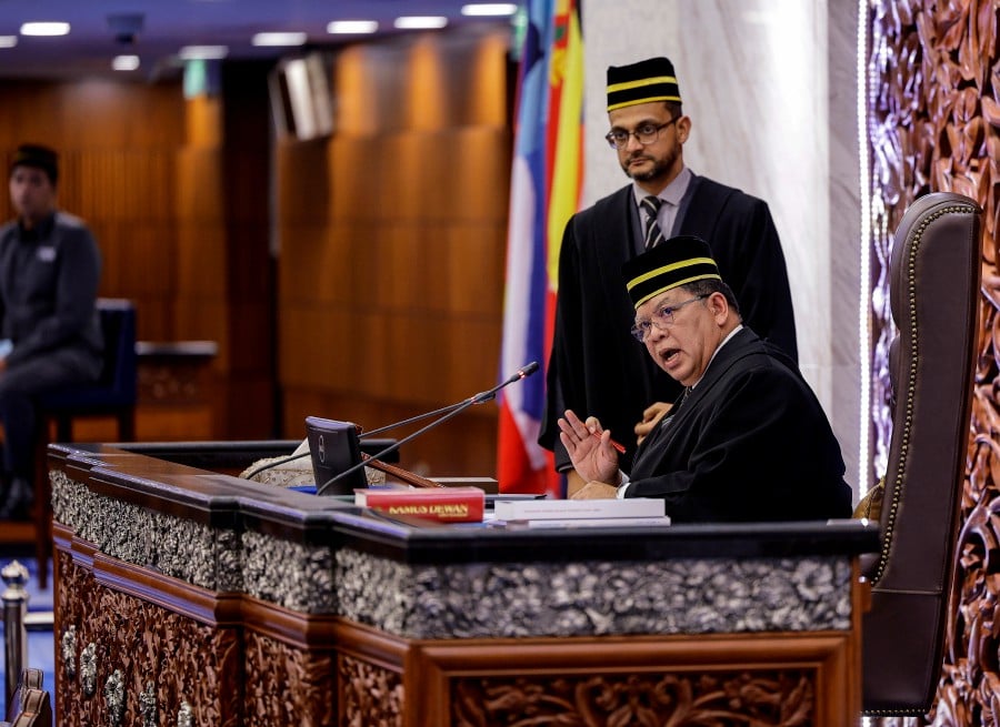 Dewan Rakyat Speaker Tan Sri Johari Abdul (pic) instructed both Mohd Sany Hamzan (PH-Hulu Langat) and Mohd Misbahul Munir Masduki (PN-Parit Buntar) to leave the house for one day and continue to attend the session, tomorrow following a ruckus. -BERNAMA PIC