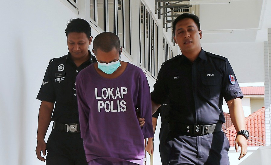 A man who was arrested for punching and kicking his 12-year-old son, was charged in the Kuala Kangsar Sessions Court on the charge of possessing a machete without any legal purpose under Section 6(1) of the Corrosive and Explosive Substances and Offensive Weapons Act 1958 which carries a maximum prison sentence of 10 years and caning, if convicted. -BERNAMA PIC