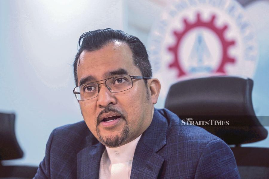 (FILE PHOTO) Mara chairman Datuk Dr Asyraf Wajdi Dusuki (pic) said Majlis Amanah Rakyat (Mara) will study the need to increase the rate of scholarship under its sponsorship to face the current economic challenges and rising cost of living. -NSTP FILE/HAZREEN MOHAMAD