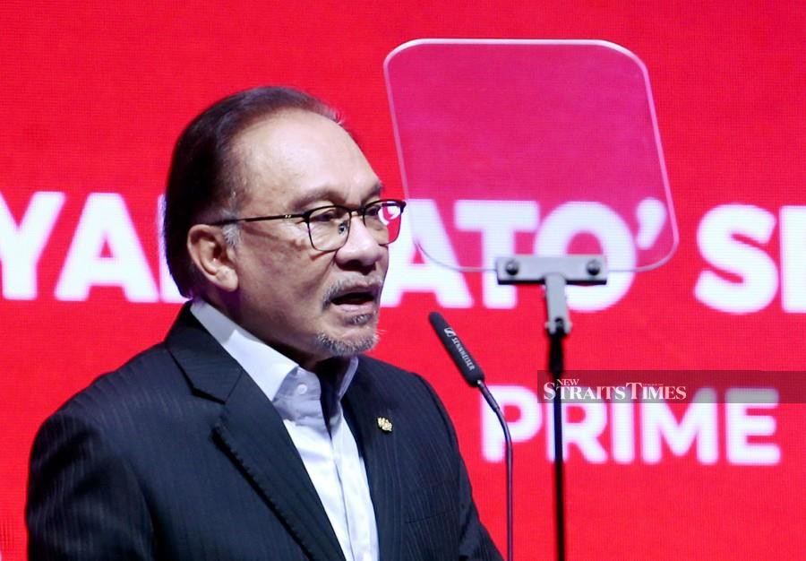 Prime Minister Datuk Seri Anwar Ibrahim at the launch of the Malaysian Digital Expo 2023 Grand Finale. According to Anwar, Malaysia along with the Muslim countries will convene for an emergency meeting to discuss the Palestine-Israel conflict. -NSTP/EIZAIRI SHAMSUDIN