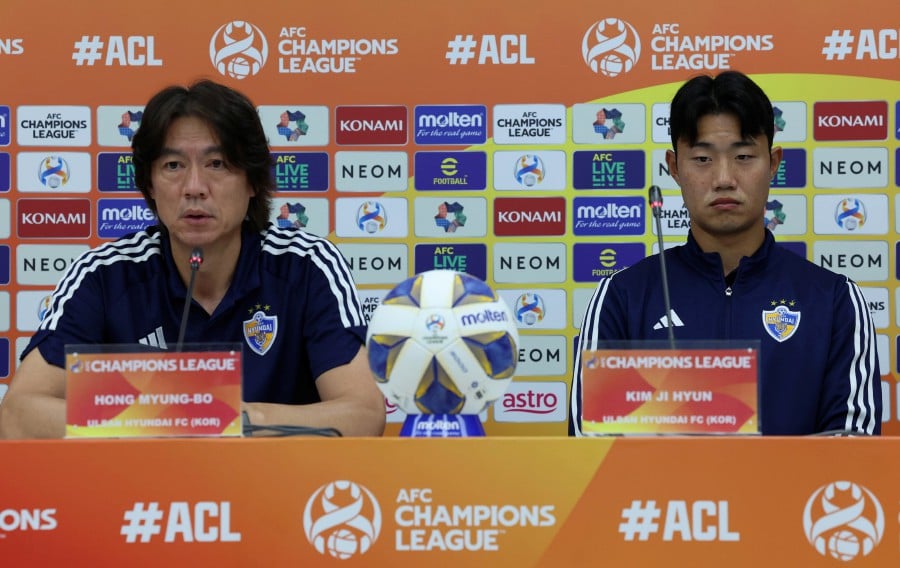 Ulsan Hyundai head coach Hong Myung Bo (left) and striker Kim Ji Hyun during the pre-match conference. -BERNAMA PIC