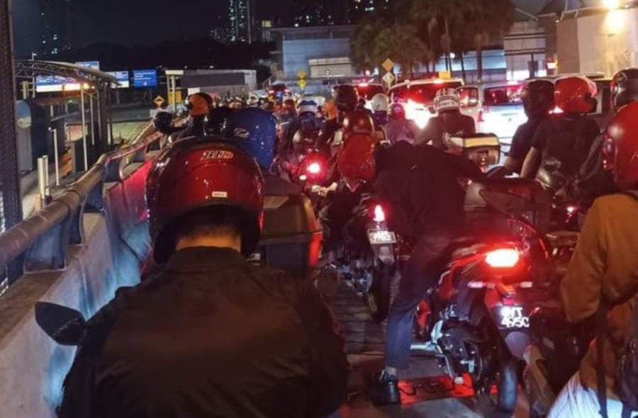 Power disruptions at the premises of the Customs, Immigration and Quarantine (CIQ) building also affected JB Sentral, leading to significant traffic congestion on the roads leading to BSI. -PIC COURTESY OF READERS