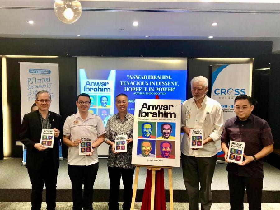  The newly-launched book ‘Anwar Ibrahim: Tenacious in Dissent, Hopeful in Power’, provides readers an insight to the political journey of Malaysia’s 10th prime minister Datuk Seri Anwar Ibrahim. -PIC COURTESY OF MUSLIM YOUTH MOVEMENT OF MALAYSIA