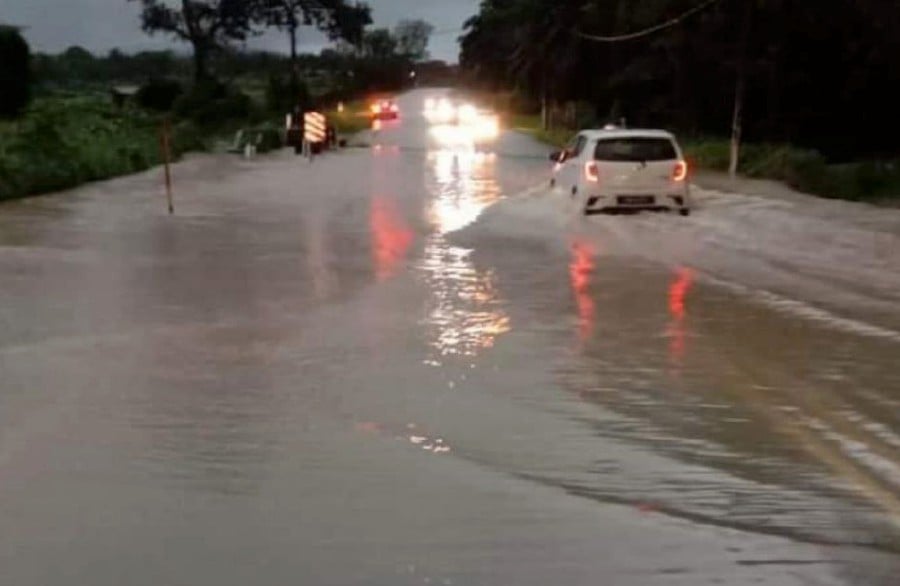  Heavy continuous rain since the wee hours of the morning today, caused several stretches of roads in Kota Tinggi to be shut-off to motorists. -PIC CREDIT: RTD