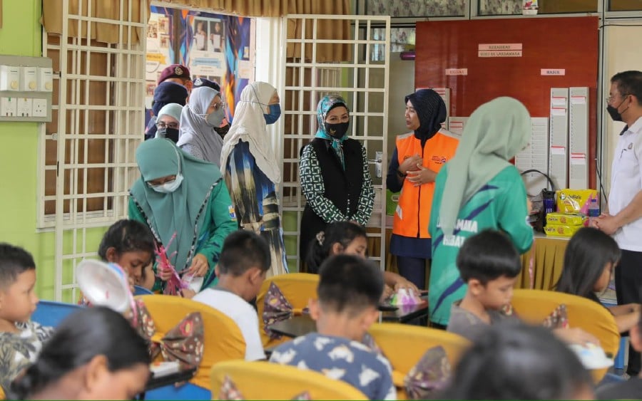 Her Majesty the permaisuri of Johor Tuanku Raja Zarith Sofiah Sultan Idris Shah, graced victims at SJK (C) Kota Tinggi, where 205 victims from 52 families sought shelter. -PIC CREDIT: FACEBOOK./THE ROYAL JOHOR