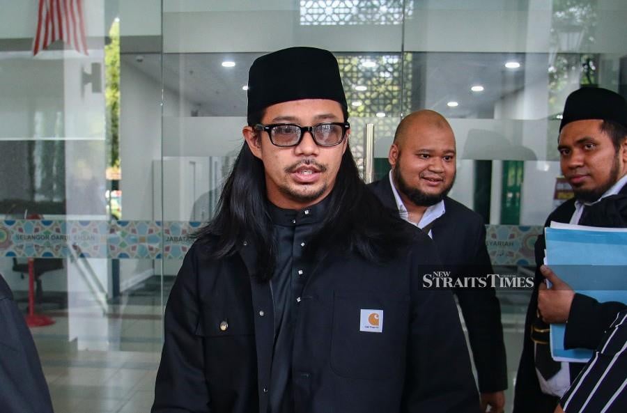 Musa’s biological mother has denied the statement made by singer Noh Salleh (left) in court about his adopted son. -NSTP/GENES GULITAH