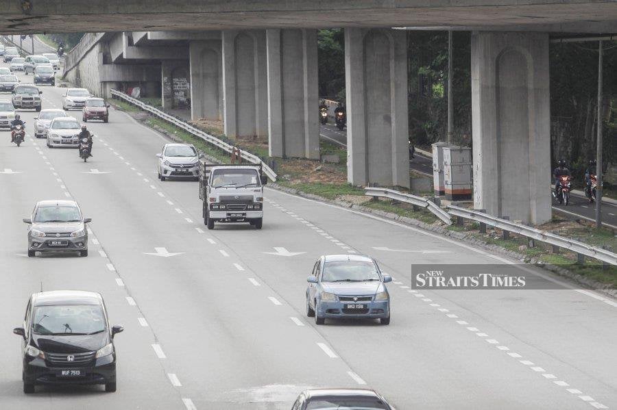(FILE PHOTO) The speed limit on federal roads nationwide will be reduced by 10kph during the Chinese New Year celebrations. -NSTP FILE/HAFIZ SOHAIMI