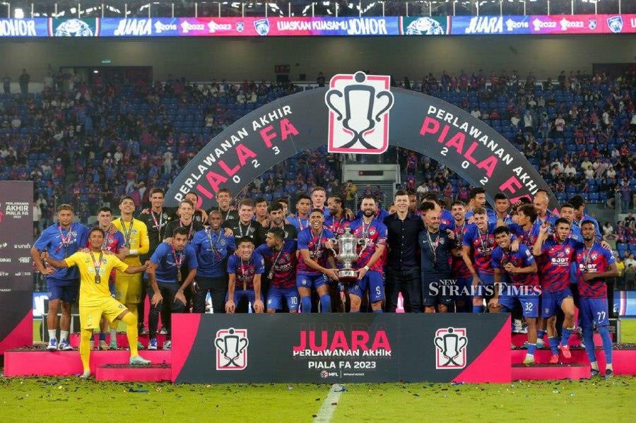 (FILE PHOTO) 2023 FA Cup champion Johor Darul Ta’zim (JDT). Defending champions JDT, Selangor, Sabah and Kedah are expected to breeze into FA Cup quarter-finals. -NSTP FILE/NUR AISYAH MAZALAN