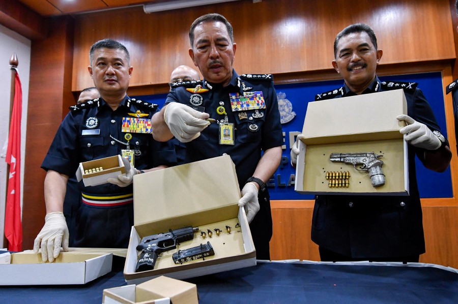Kelantan state police chief, Datuk Muhamad Zaki Harun (centre) said most of the seized firearms were used for drug trafficking and criminal activities. -BERNAMA PIC