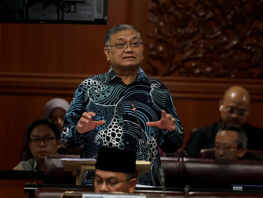 Deputy Home Minister Datuk Seri Dr Shamsul Anuar Nasarah told Dewan Negara that the plan to obtain body-worn cameras (BCWs) for enforcement agencies are in the final stage and are expected to be fully implemented next year. -BERNAMA PIC