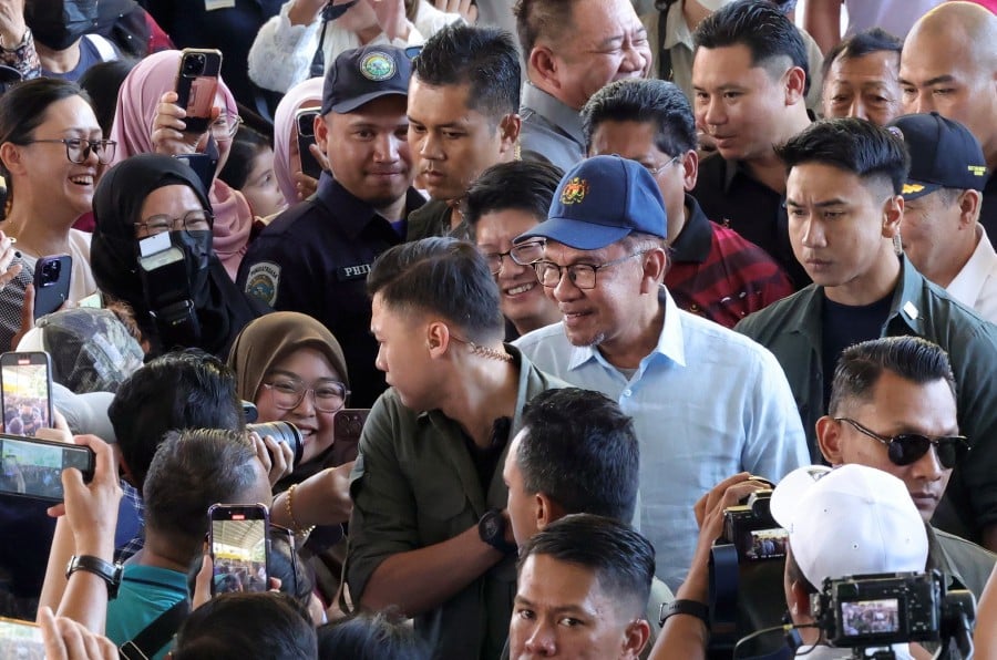 During his remarks at the National Hawkers and Small Traders Carnival 2023 in Buhavan Plaza, Donggongon, Penampang, Prime Minister Datuk Seri Anwar Ibrahim urged local authorities countrywide to prioritise urban development, beginning with clean and attractive stalls and kiosks. -BERNAMA PIC