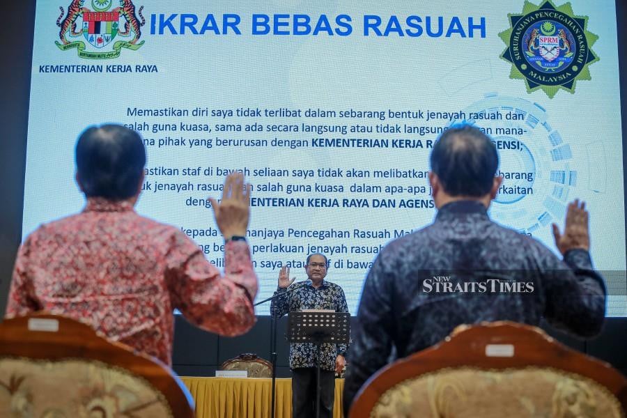 Datuk Seri Hasnol Zamzam Ahmad, Secretary-General of the Works Ministry, led the recitation of the Corruption-Free Pledge during the ministry's 2024 mandate and monthly assembly. -NSTP/ASYRAF HAMZAH