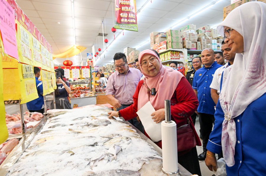 Domestic Trade and Cost of Living deputy minister, Fuziah Salleh said the Ministry is deploying 2,200 officers nationwide to monitor prices during the festive season. -BERNAMA PIC