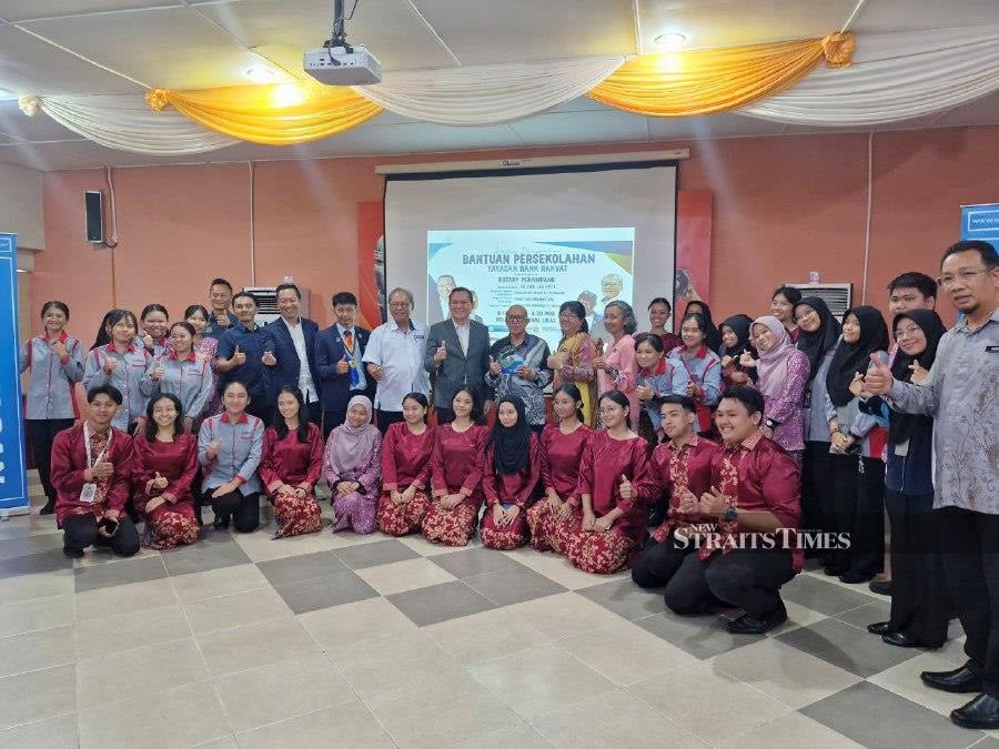 Sabah Assistant Finance Minister Tan Lee Fatt, attended the handover event at which 250 students from Likas Vocational College, SMK Likas, SMK Perempuan, SM Lok Yuk, and SMJK Shan Tao received assistance from Yayasan Bank Rakyat. -NSTP/OLIVIA MIWIL