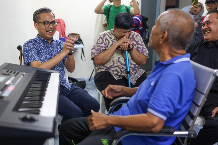 Communications Minister Fahmi Fadzil visiting renowned 80s composer and musician Roslan Ariffin Jamil, 62, better known as Ross Ariffin, at his home at the People’s Housing Project (PPR) in Kampung Muhibbah. -BERNAMA PIC
