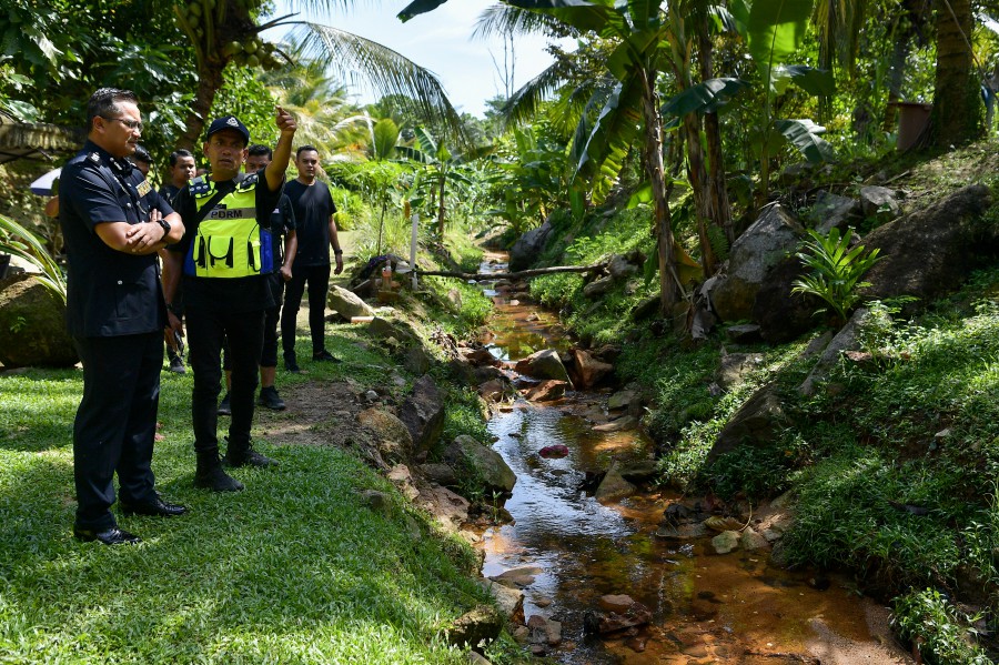 Petaling Jaya District Police Chief ACP Mohamad Fakhrudin Abdul Hamid (left) inspects the site where the body of Zayn Rayyan Abdul Mattin was discovered near the Idaman Apartments in Damansara Damai. -BERNAMA PIC 