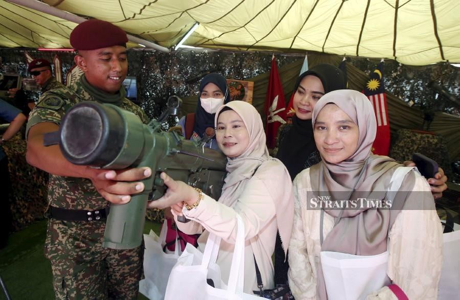 The Defence Ministry (Mindef) has held various initiatives, including an information campaign, to attract youths to pursue a career with Mindef and the Armed Forces at the Madani Government’s One Year Anniversary Programme at the Bukit Jalil National Stadium. -NSTP/HAIRUL ANUAR RAHIM