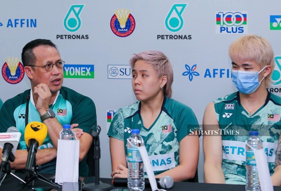 National coach director Rexy Mainaky (left) has issued a challenge to mixed doubles pair Chen Tang Jie and Toh Ee Wei, urging them to secure their qualification for the Paris Olympics as early as possible. -NSTP/ASWADI ALIAS