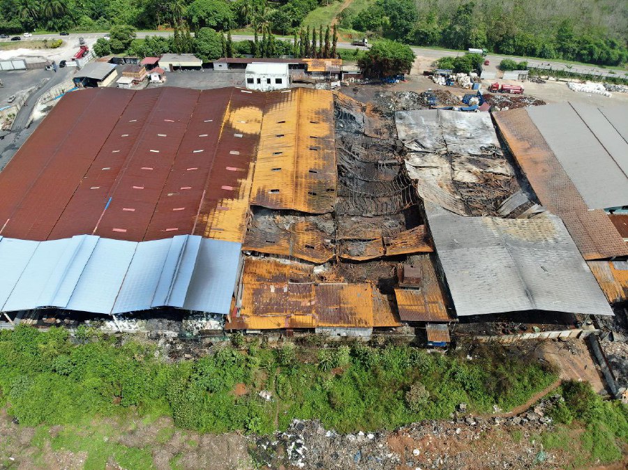 three recycling facilities in Bukit Selambau that caught fire on Sunday failed to comply with the hazardous waste storage guideline set by the Environment Department (DoE). -PIC COURTESY OF KEDAH DEPARTMENT OF ENVIRONMENT