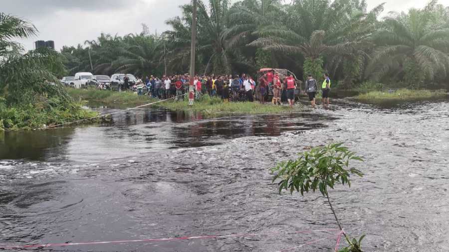 The rain-swollen ditch at Sungai Bebar Utara plantation in Pekan where a plantation worker is feared to have drowned. -PIC COURTESY OF FIRE AND RESCUE DEPT