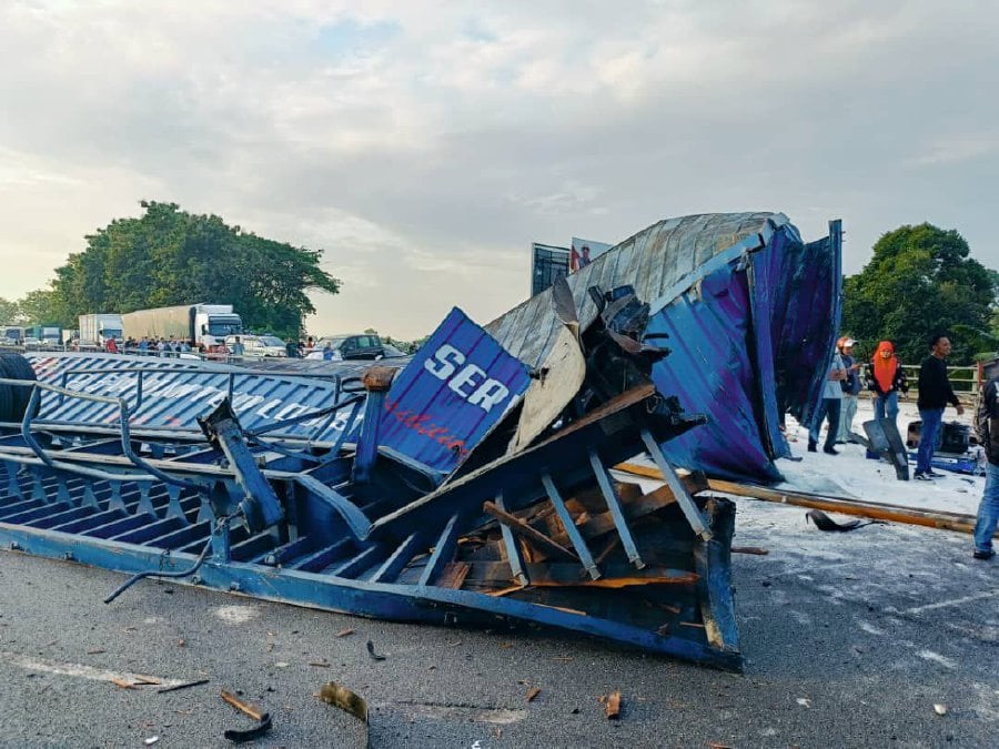The North-South Expressway stretch between Gopeng and Simpang Pulai, was blocked recently due to spilled sugar and fragments after an accident involving three lorries and four cars on Feb 3. -FILE PIC
