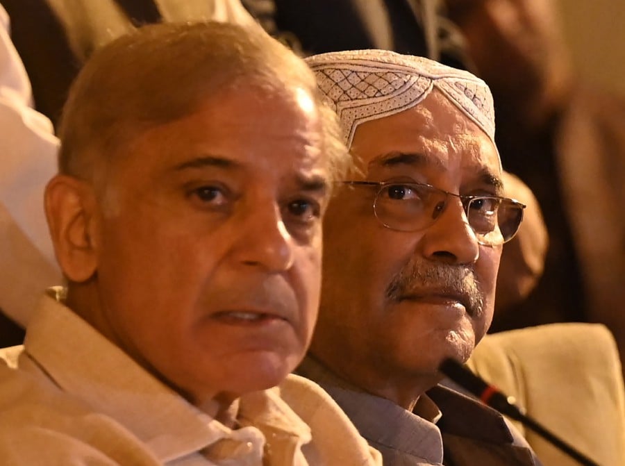 (FILE PHOTO) Pakistan's opposition leaders Shahbaz Sharif (left) and Asif Ali Zardari attend a press conference in Islamabad. Asif Ali Zardari, the widower of Pakistan's slain first female premier Benazir Bhutto who has had a life storied equally by tragedy and farce, was set to become president for a second time. -AFP/Aamir QURESHI