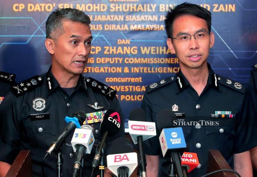 A joint Malaysian-Singapore police operation has busted an illegal Singaporean betting syndicate that set up counting centres across The Causeway to evade detection. Federal CID director Datuk Seri Mohd Shuhaily Mohd Zain (LEFT) and Singapore’s CID Department Director, DCP Zhang Weihan. -NSTP/NUR AISYAH MAZALAN