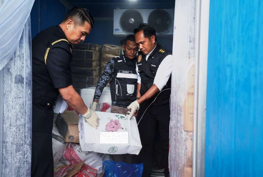 Ministry of Domestic Trade and Consumer Affairs (KPDN) Sandakan raided an establishment engaged in importing and wholesaling frozen food in Sandakan has been found storing halal products alongside non-halal frozen items. -BERNAMA PIC