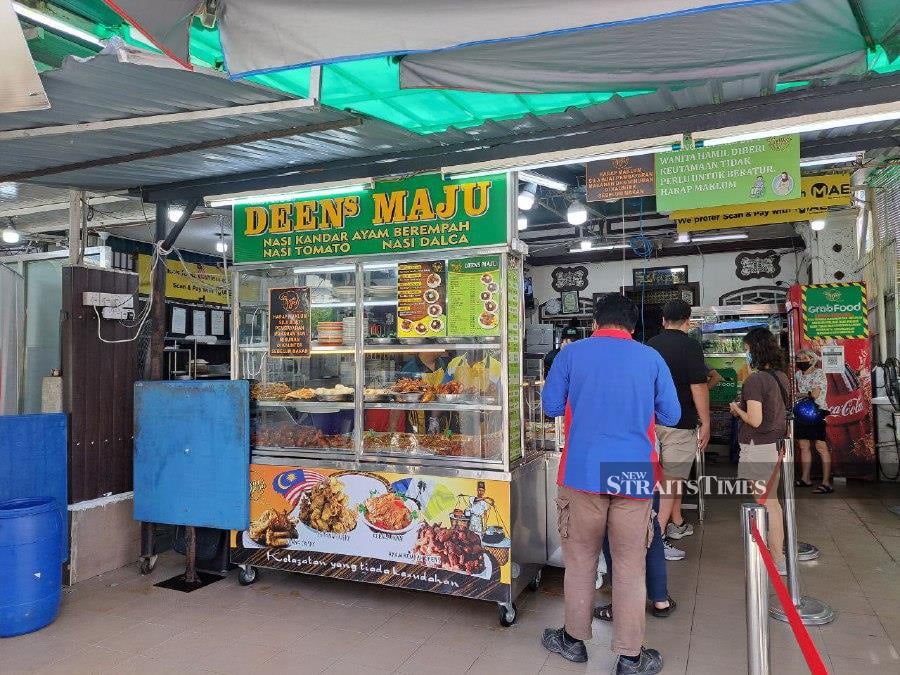 Penang’s famous Nasi Kandar restaurants are grappling with the decision to either temporarily close their operation or switch to takeout-only services during the scheduled four-day water disruption in the state. -NSTP/SITI AMINAH MOHD YUSOF