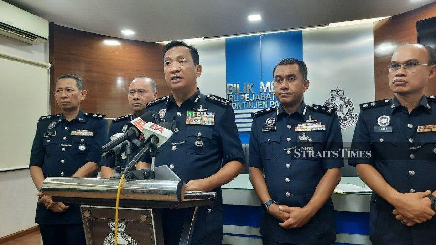 (FILE PHOTO) According to Pahang police chief Datuk Seri Yahaya Othman (centre), a 27-year-old farmer lost RM132,515 to a syndicate offering non-existent part time jobs which offered lucrative returns. -NSTP FILE/ASROL AWANG