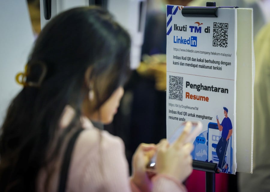 Thousands of Malaysian job seekers rushed for a final chance to secure interviews and placements at the Madani Career Fair at National Stadium Bukit Jalil. -BERNAMA PIC